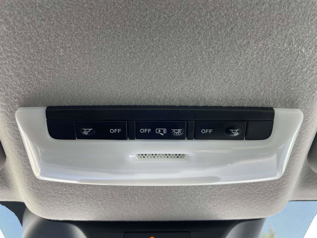 Used 2025 Nissan Kicks S AWD/4WD image 38