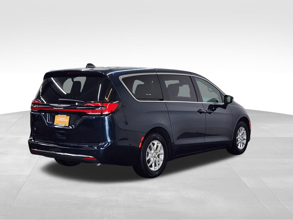 Used 2025 Chrysler Pacifica Select FWD image 8
