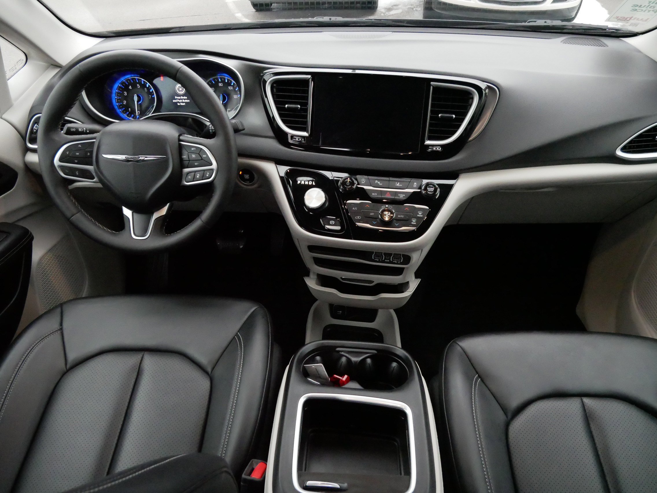 Used 2024 Chrysler Pacifica Touring-L image 10