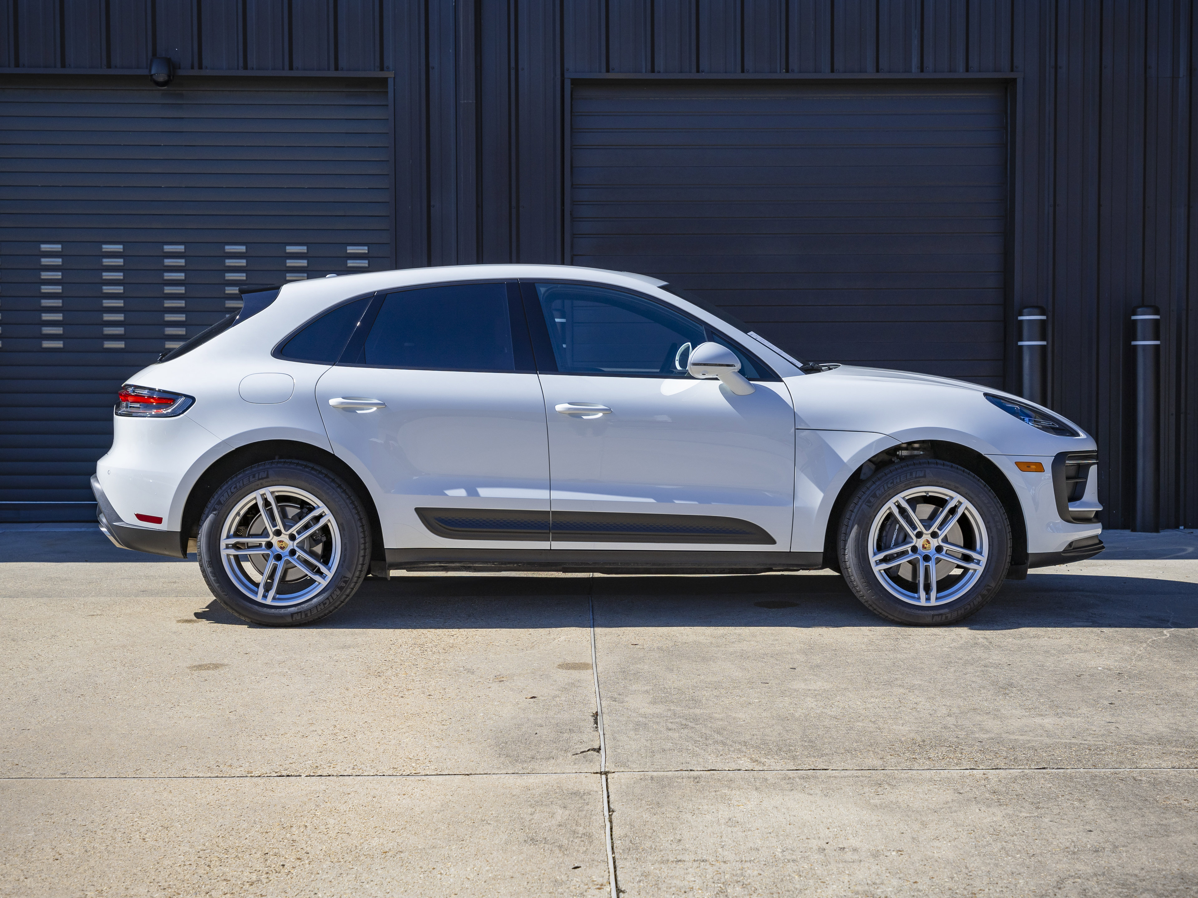 Certified 2025 Porsche Macan image 4