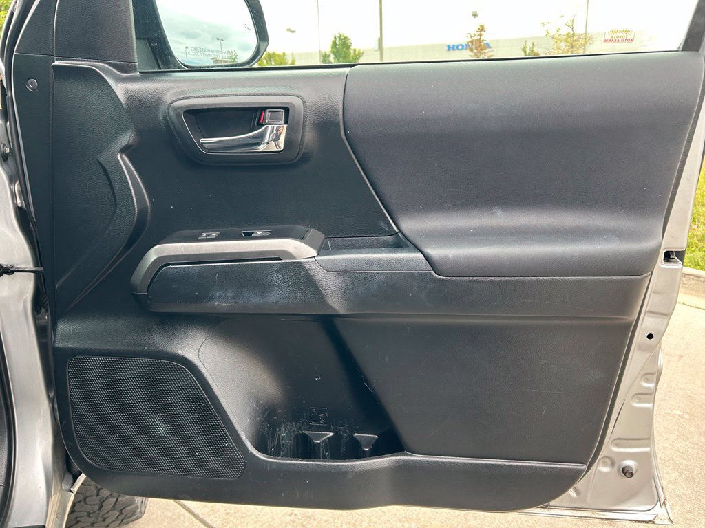 Used 2019 Toyota Tacoma TRD Off-Road w/ Technology Package AWD/4WD image 29