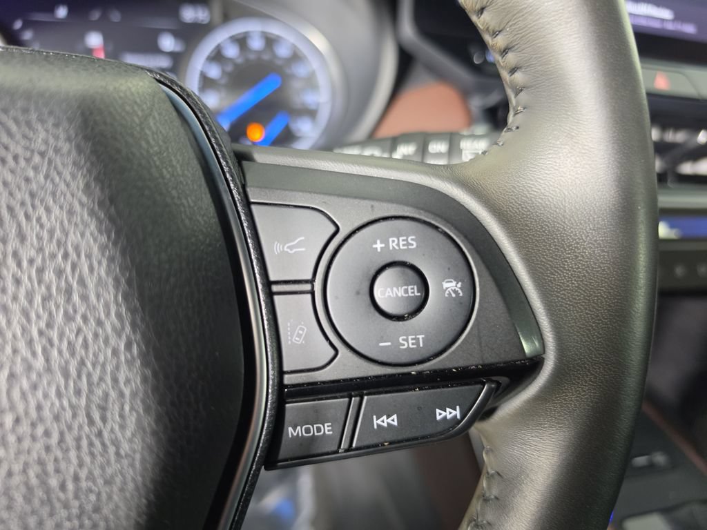 Certified 2023 Toyota Venza XLE AWD/4WD image 17