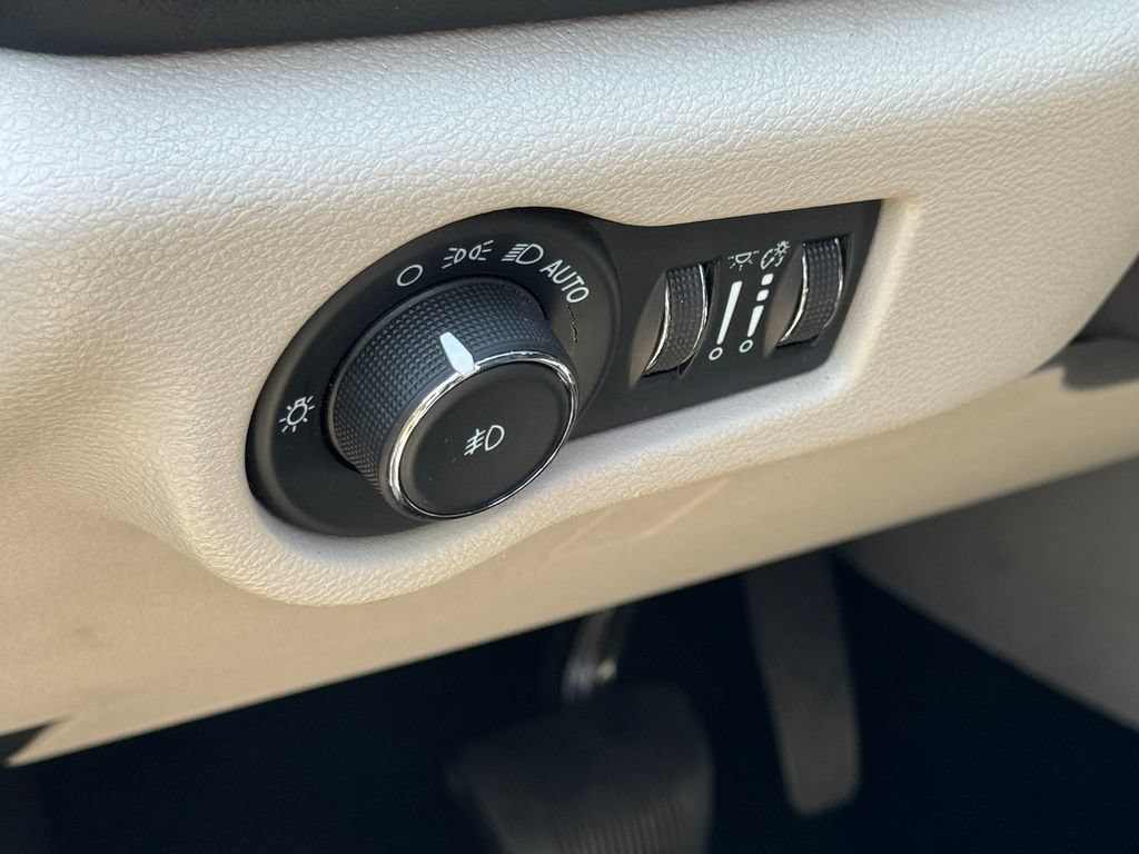 Used 2023 Chrysler Pacifica Touring-L FWD image 10