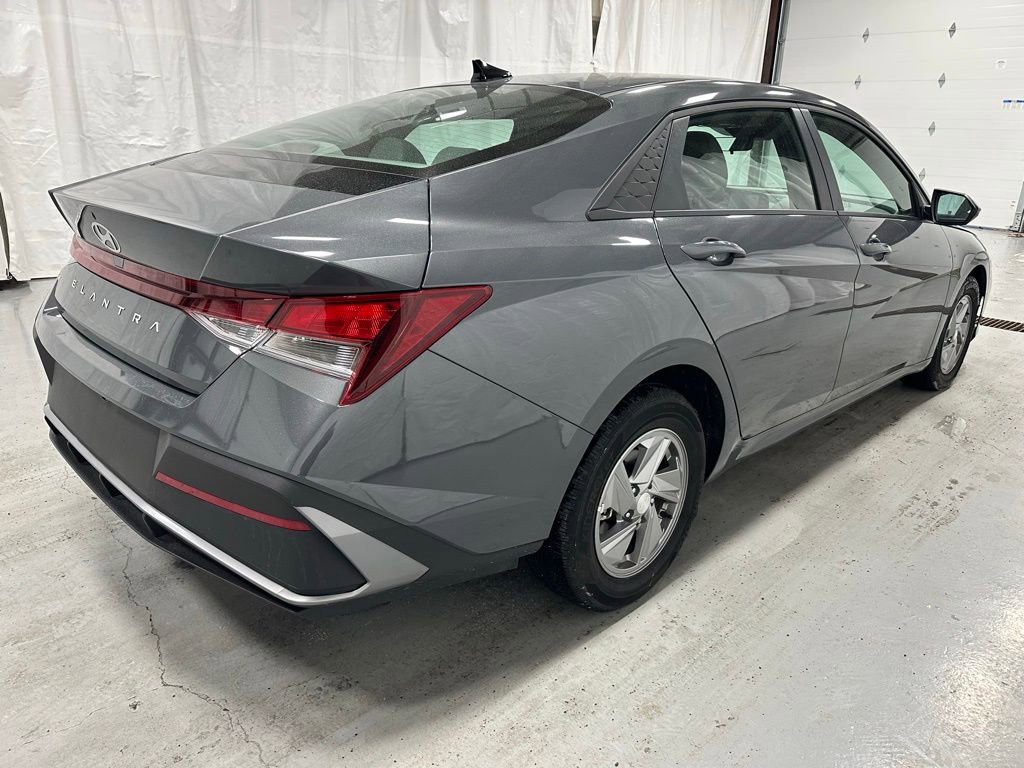 Used 2025 Hyundai Elantra SE image 7