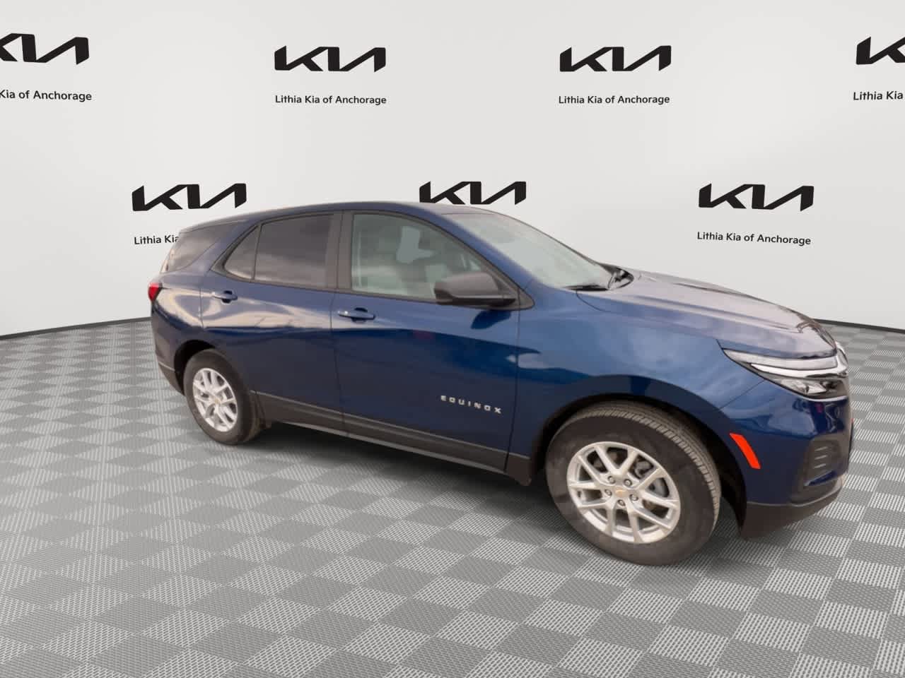 Used 2022 Chevrolet Equinox LS w/ LS Convenience Package AWD/4WD image 3