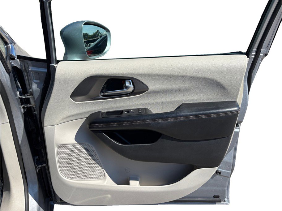 Used 2020 Chrysler Pacifica Touring-L FWD image 39