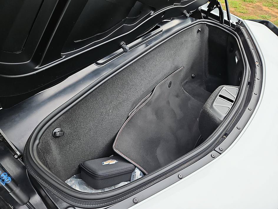 Used 2024 Chevrolet Corvette Z06 RWD image 25
