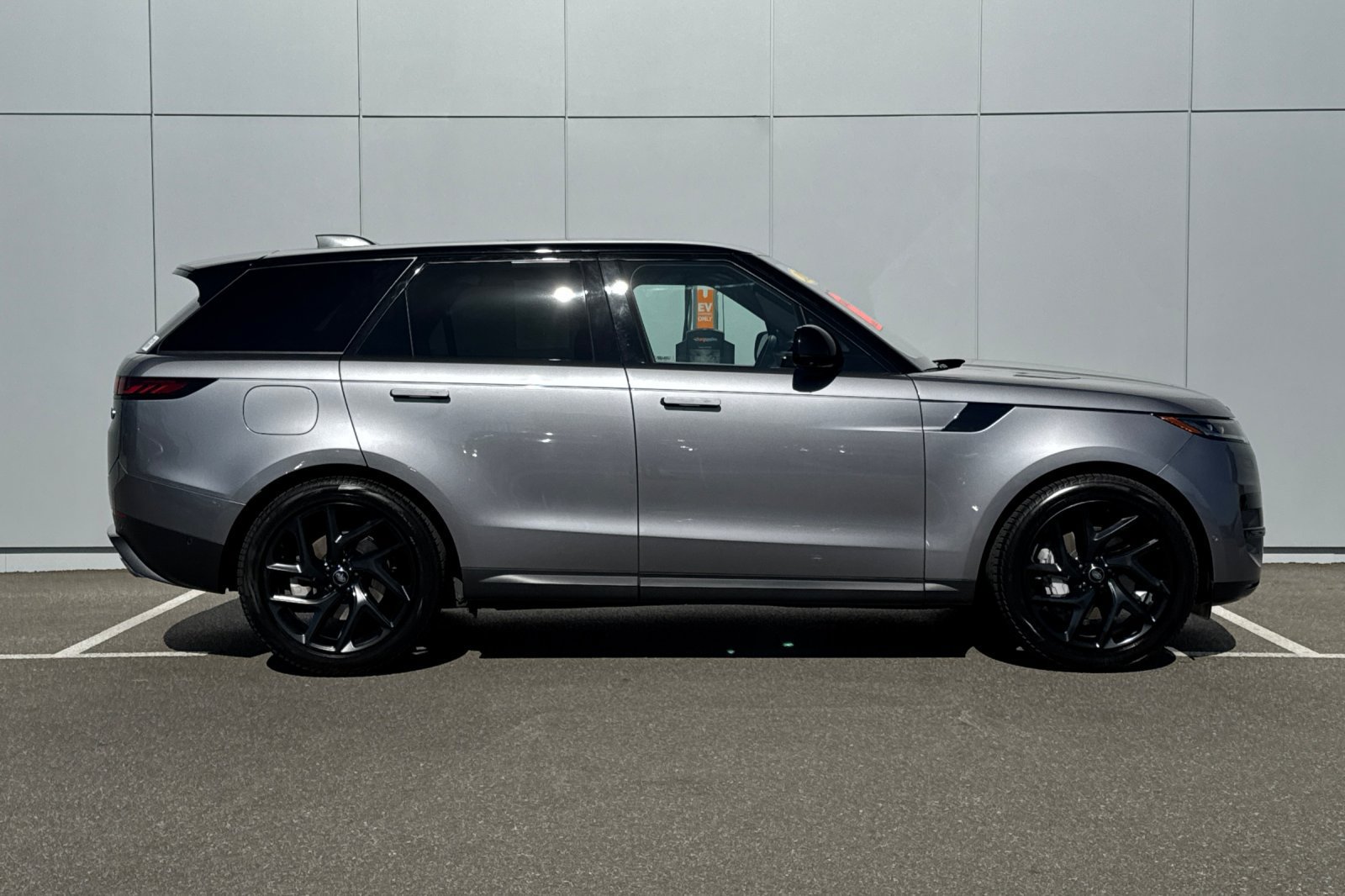 Used 2023 Land Rover Range Rover Sport SE AWD/4WD image 6