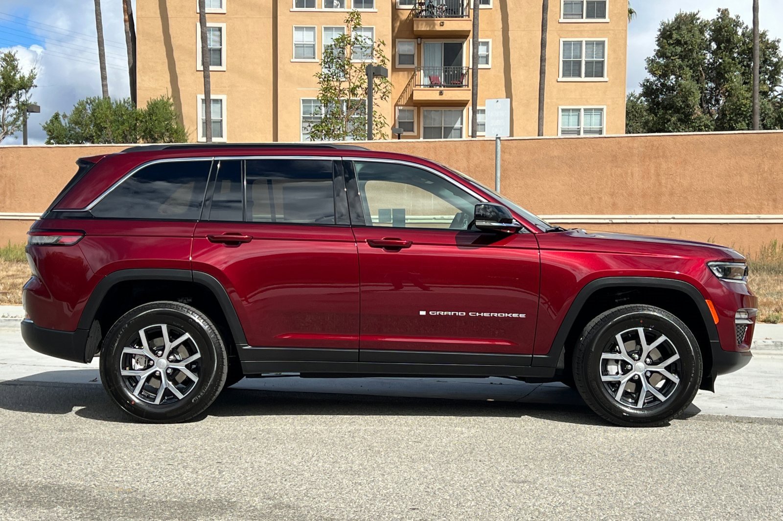 New 2025 Jeep Grand Cherokee Limited image 3