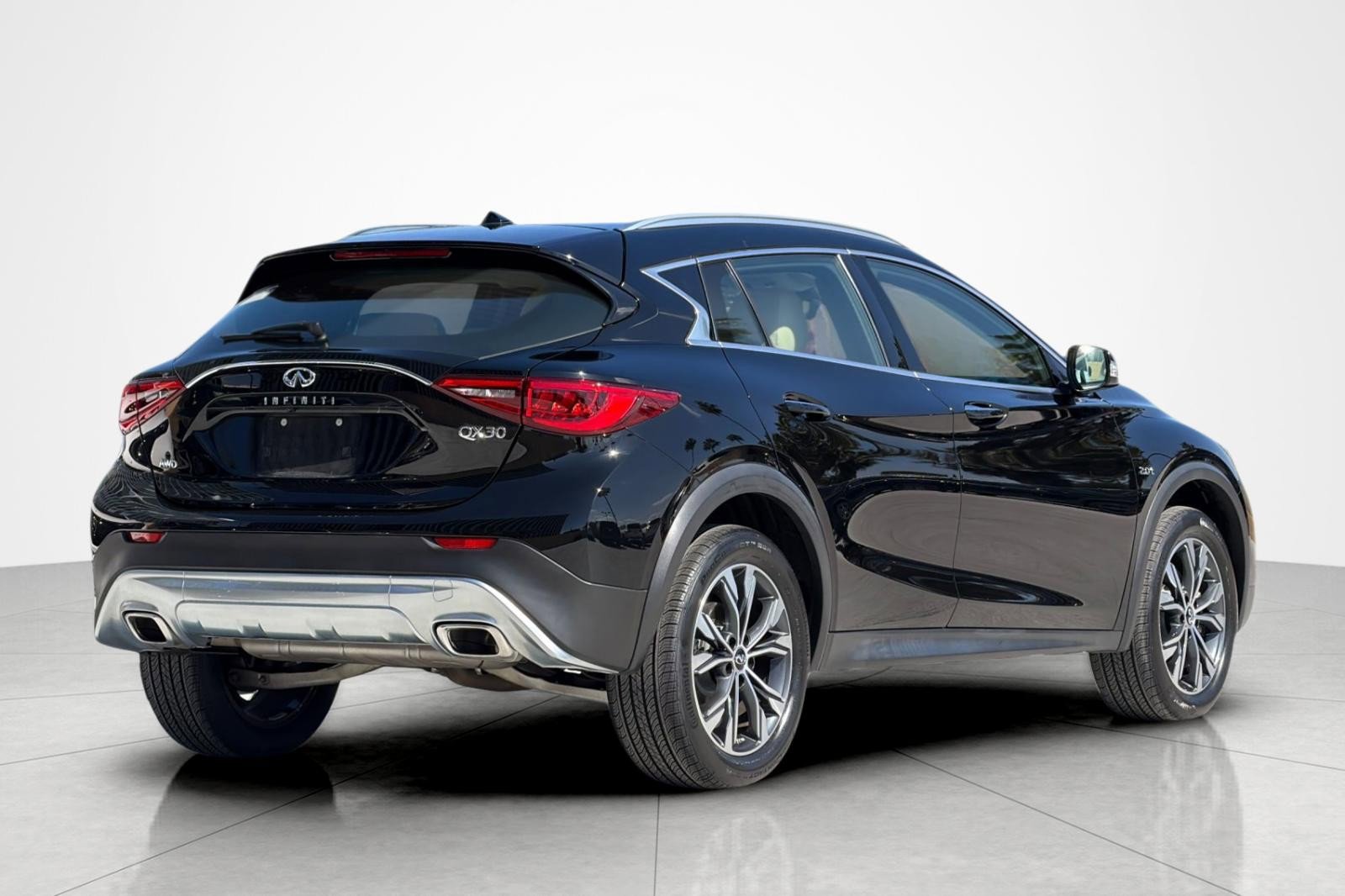Used 2018 INFINITI QX30 AWD w/ Cargo Package image 5