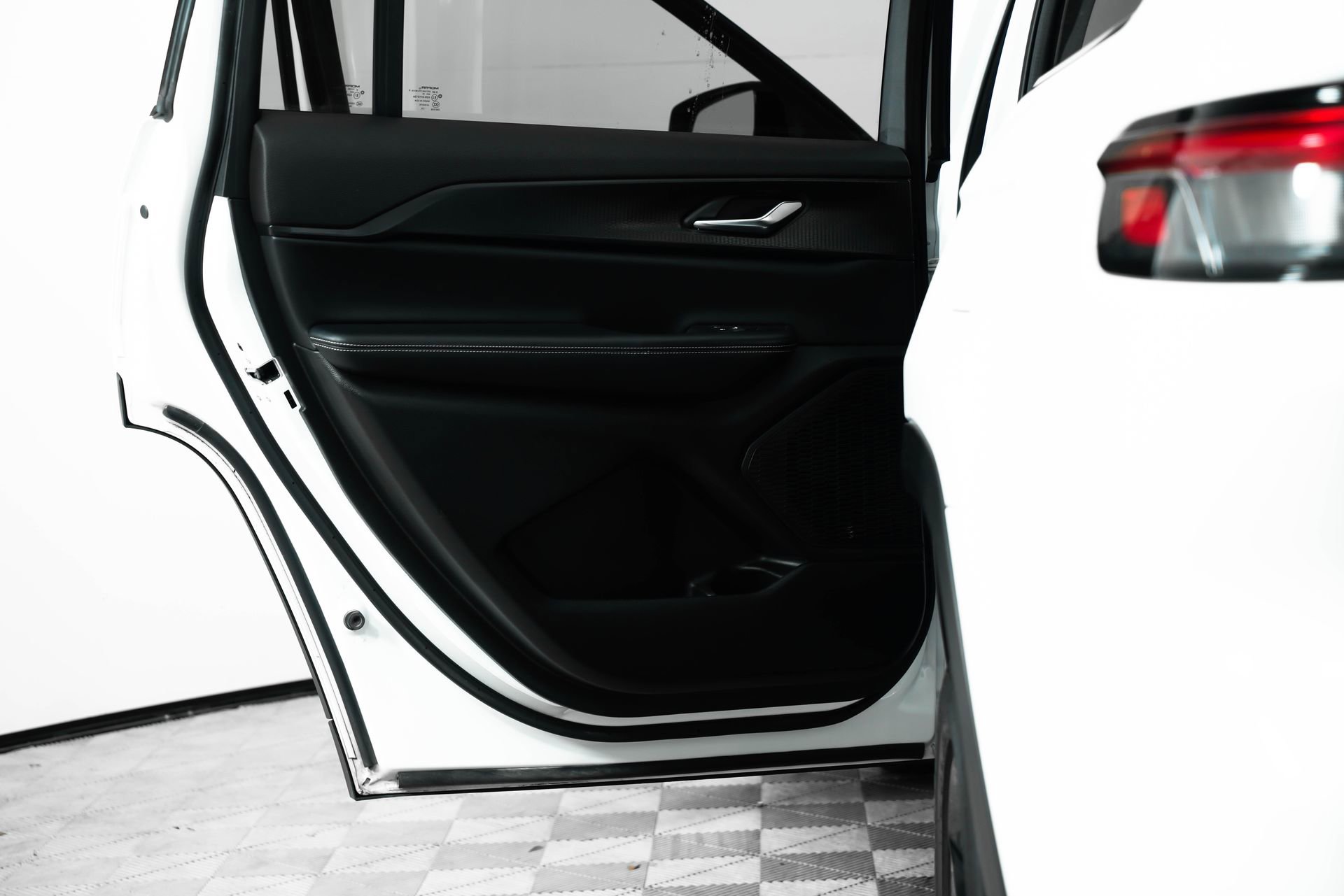 Used 2024 Jeep Grand Cherokee L Altitude image 15