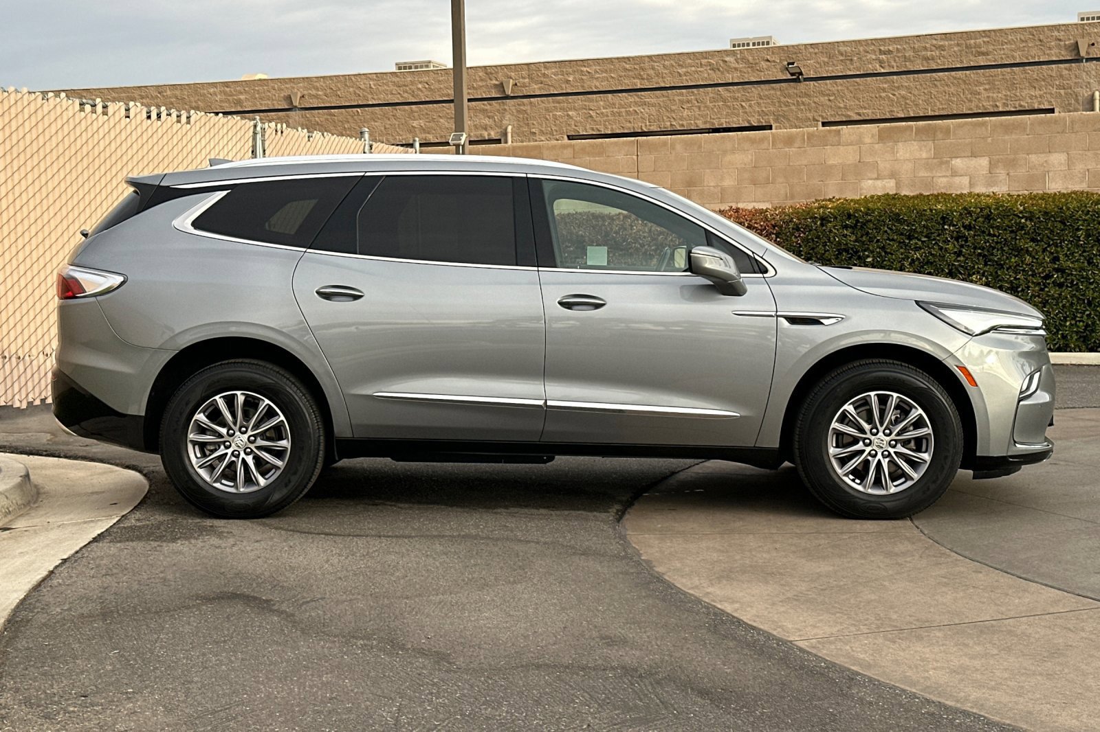 Certified 2024 Buick Enclave Essence FWD image 3