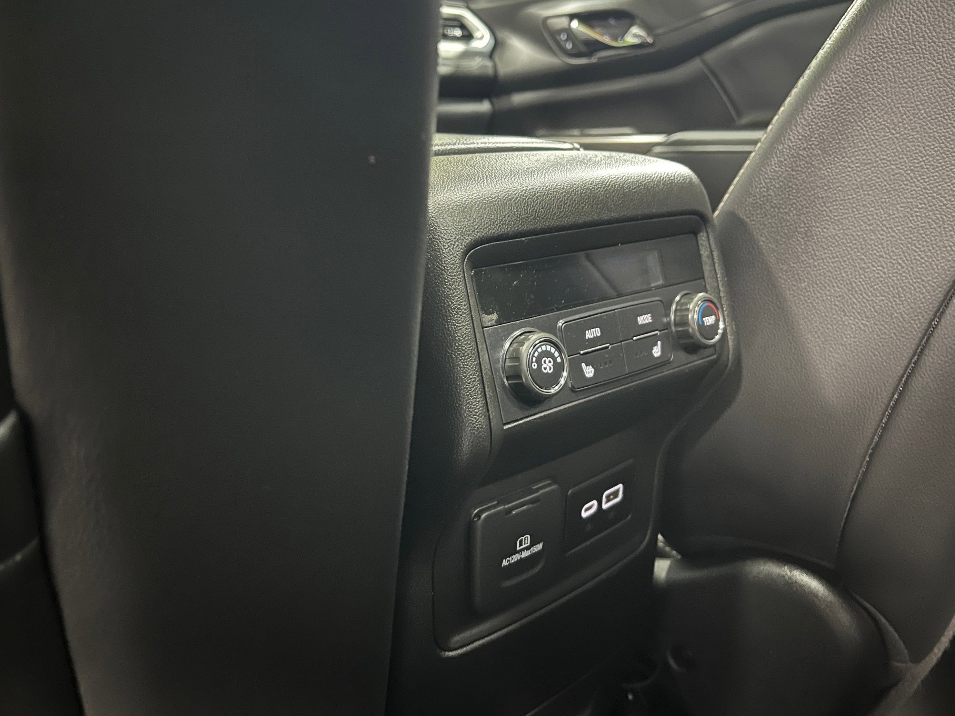 Certified 2023 GMC Acadia SLT w/ Preferred Package image 12