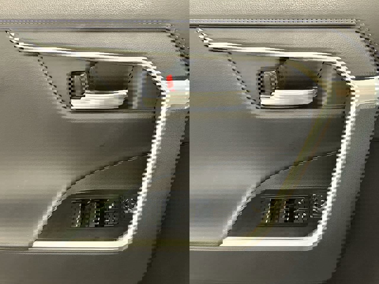 Used 2025 Toyota RAV4 XSE image 19