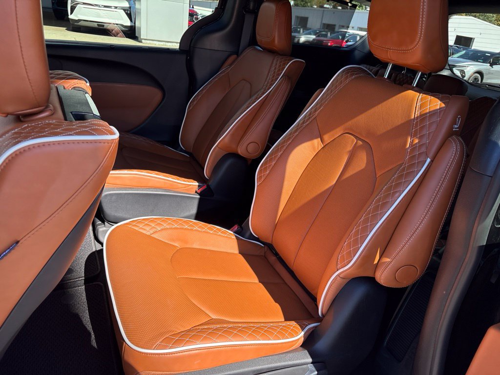 Used 2025 Chrysler Pacifica Pinnacle FWD image 10