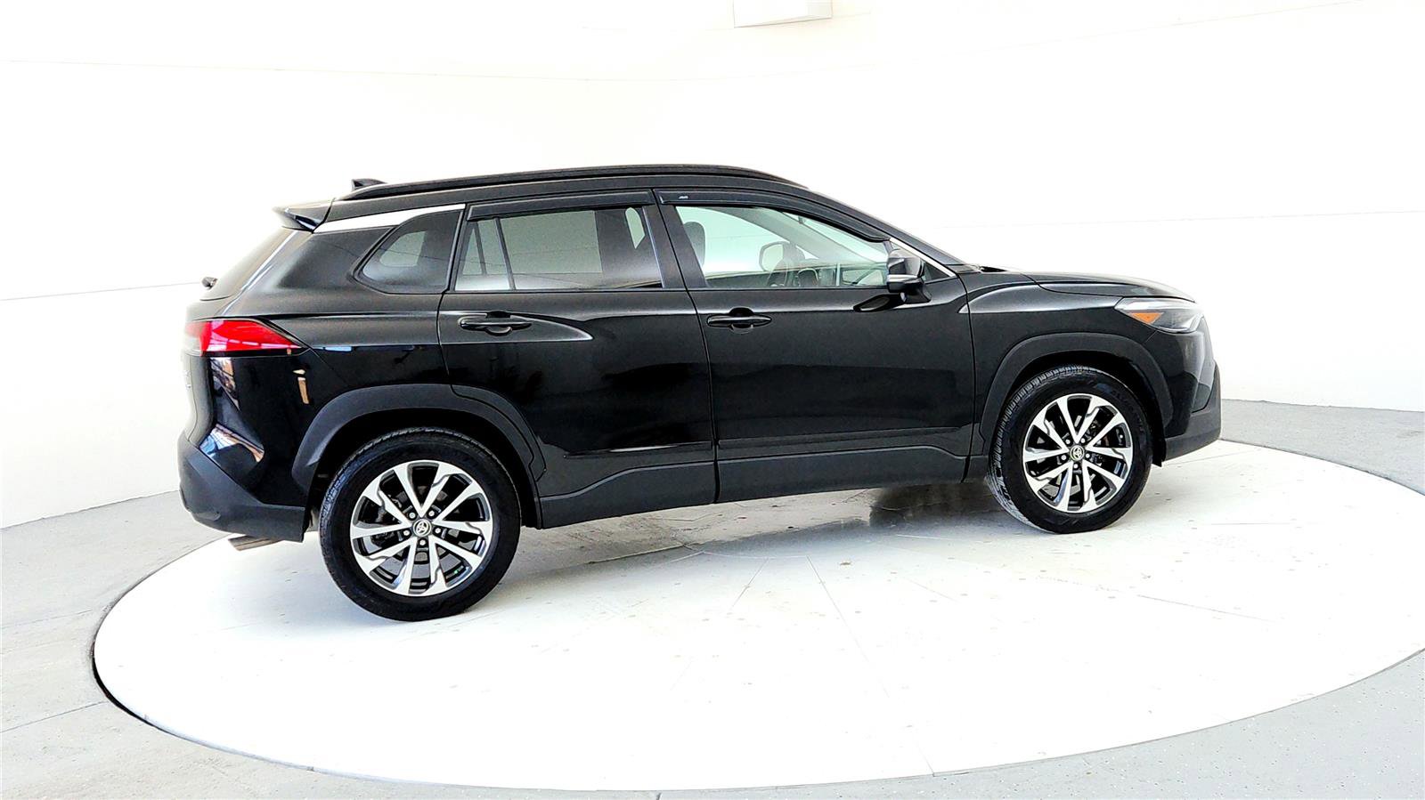 Used 2022 Toyota Corolla Cross XLE image 6