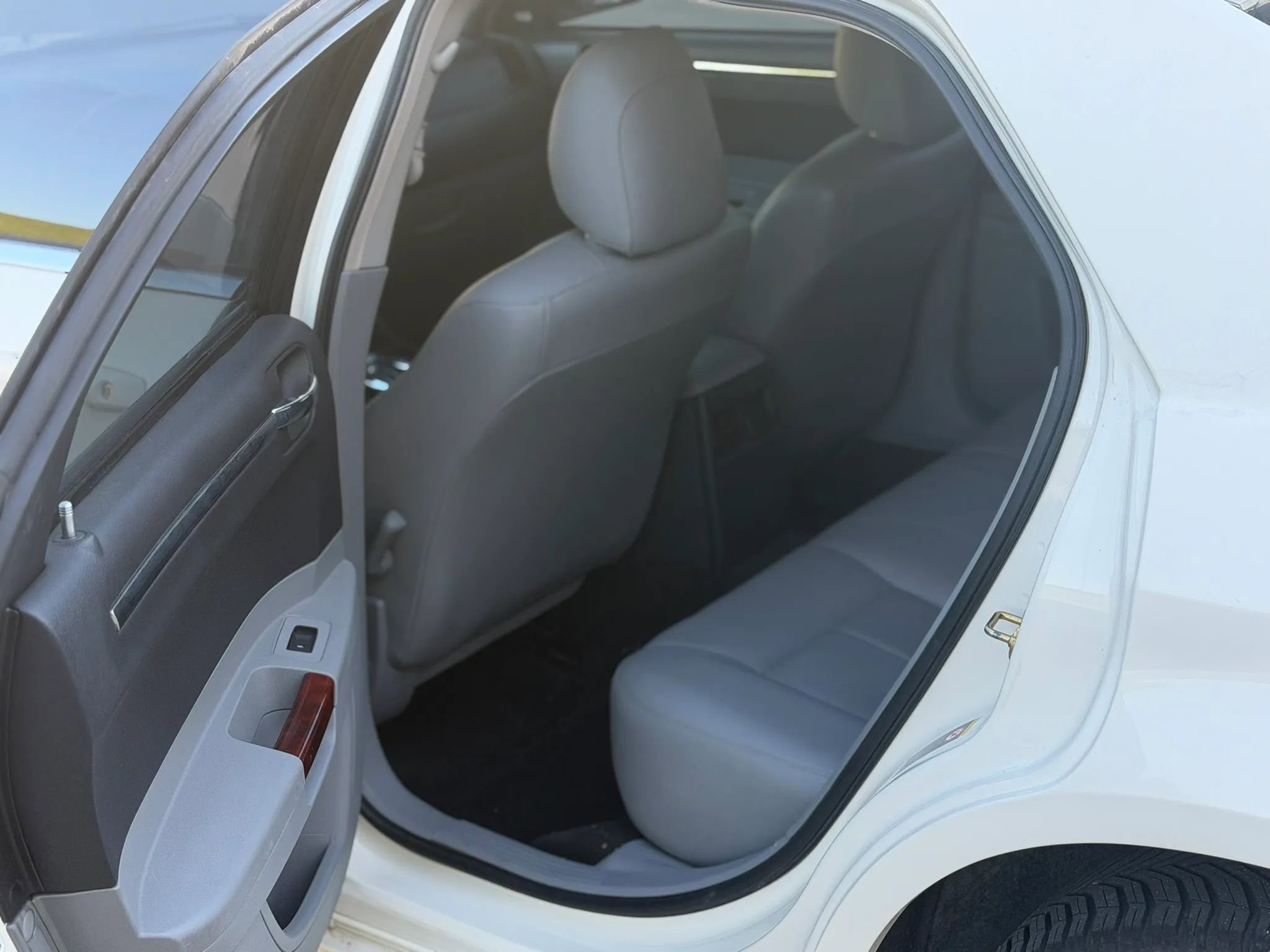Used 2006 Chrysler 300 Touring RWD image 11