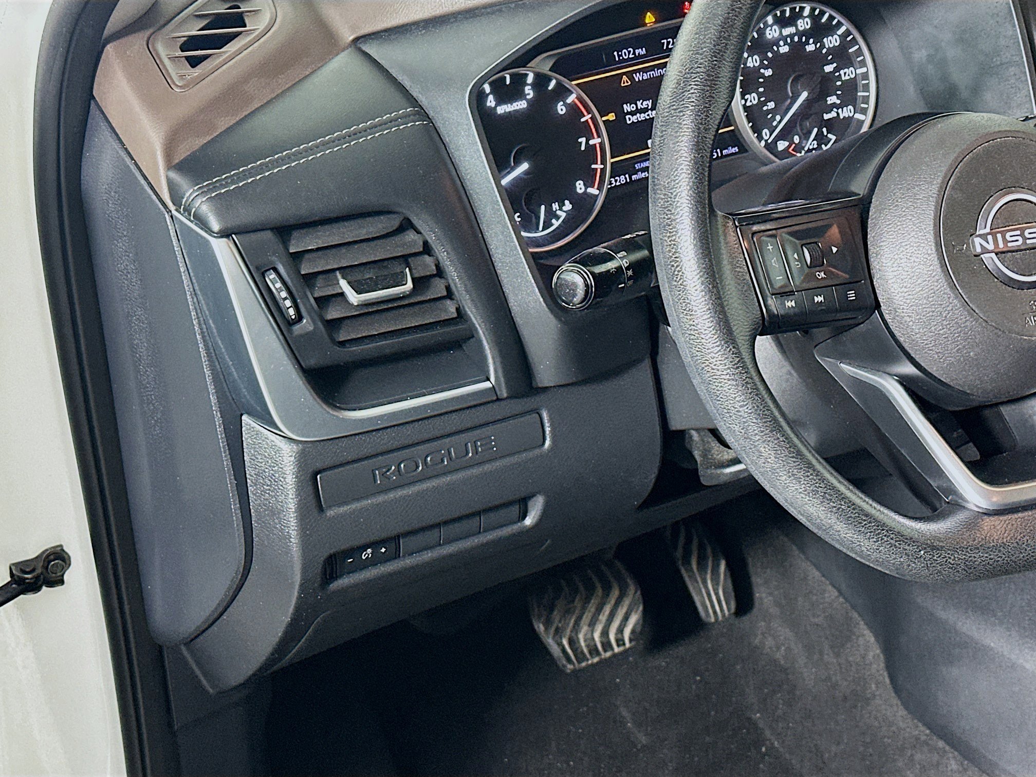 Used 2023 Nissan Rogue S image 17