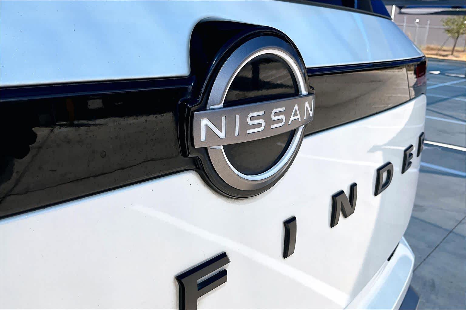 Used 2023 Nissan Pathfinder SL w/ Lighting Package (N92) FWD image 29