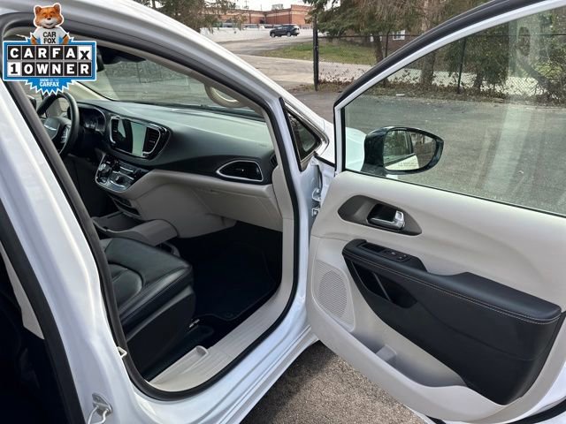 Used 2024 Chrysler Pacifica Touring-L image 11