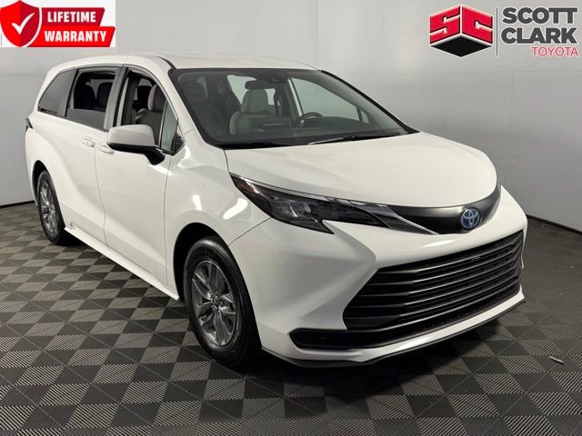 Used 2025 Toyota Sienna LE FWD image 1