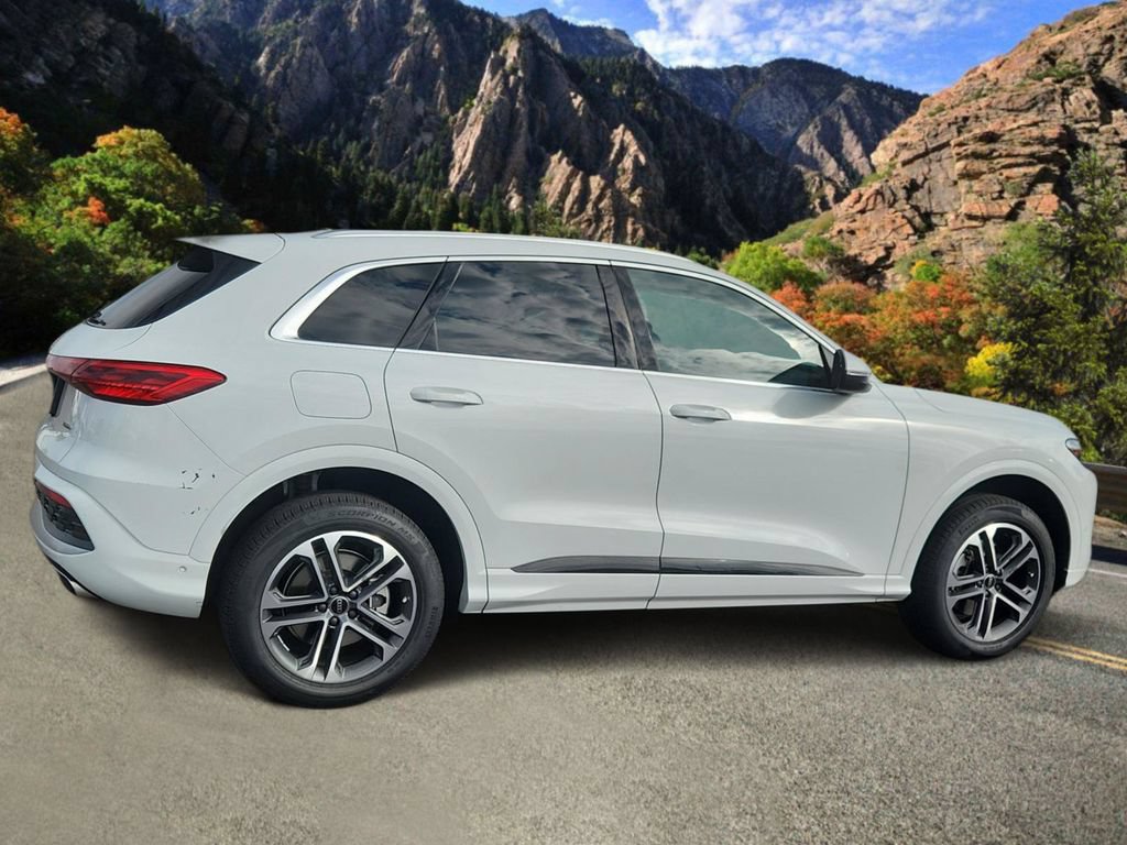 Used 2025 Audi Q5 Premium AWD/4WD image 2