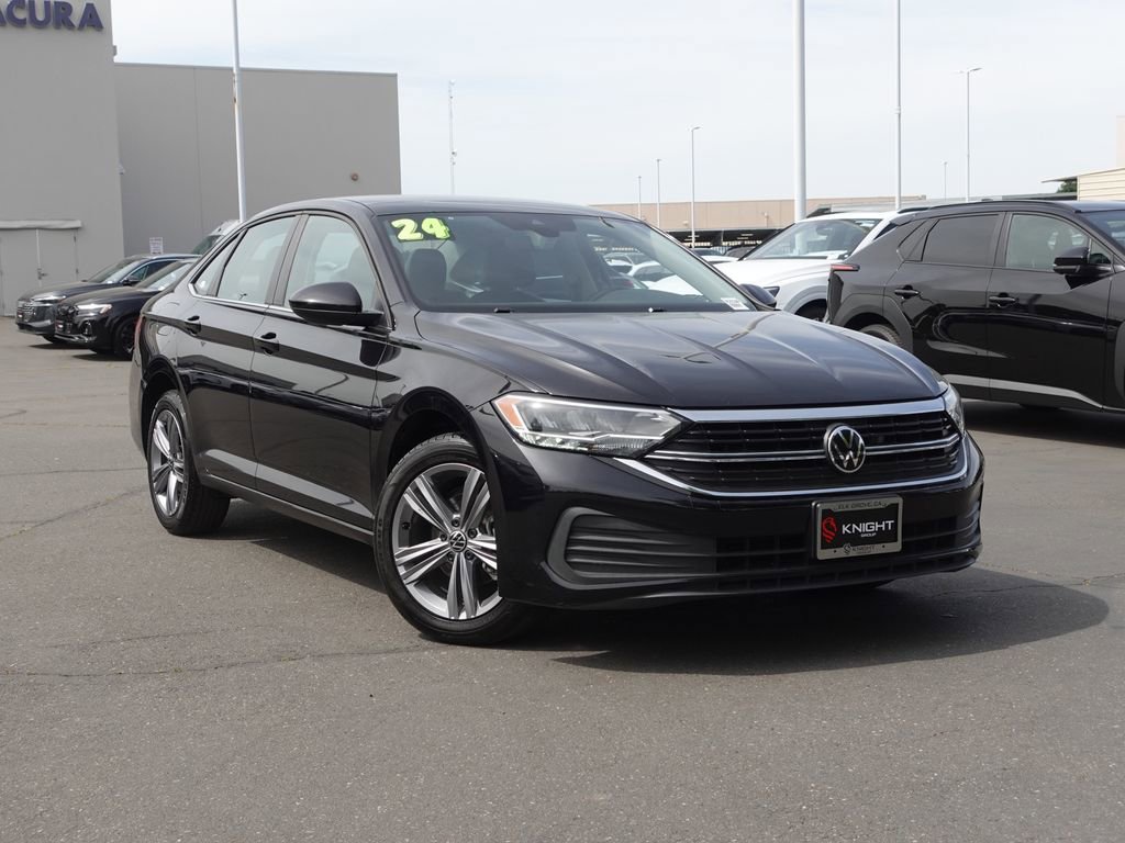 Used 2024 Volkswagen Jetta SE image 2