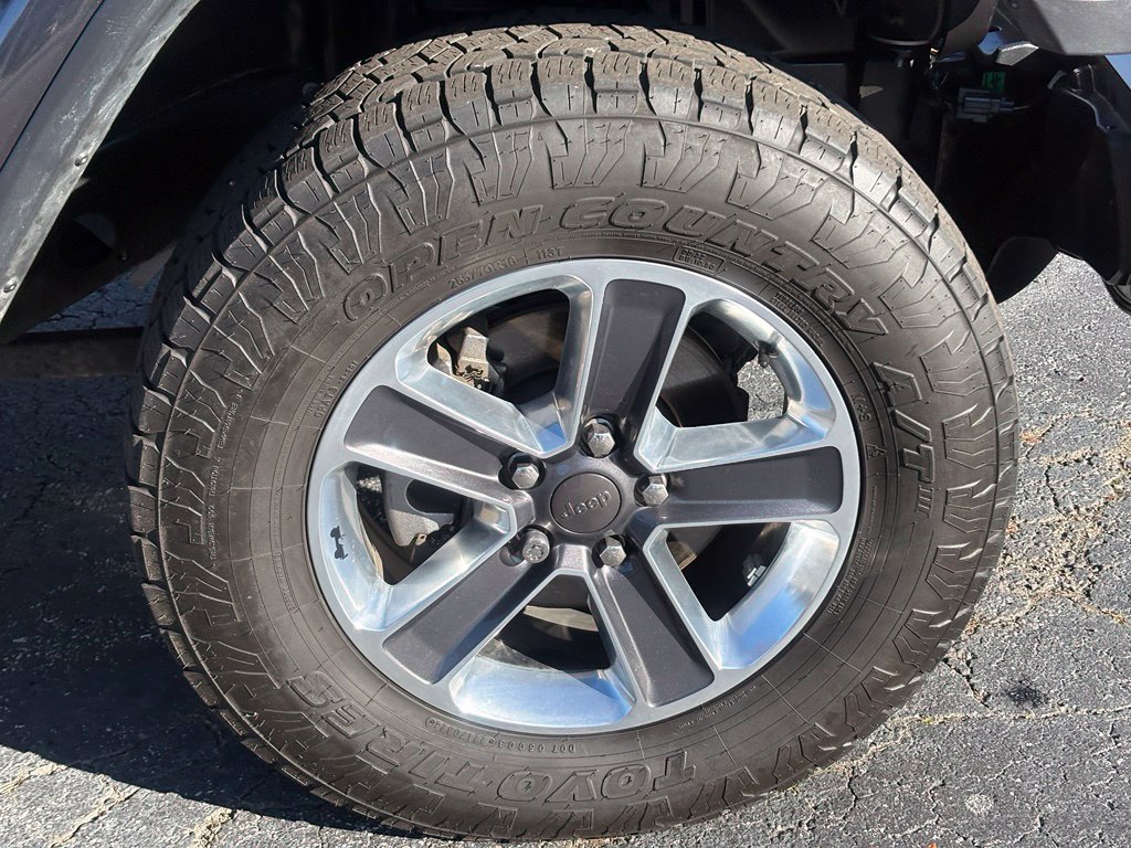 Used 2019 Jeep Wrangler Unlimited Sahara w/ Dual Top Group AWD/4WD image 29