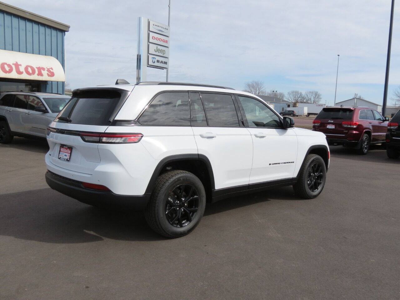 Used 2025 Jeep Grand Cherokee Altitude AWD/4WD image 5
