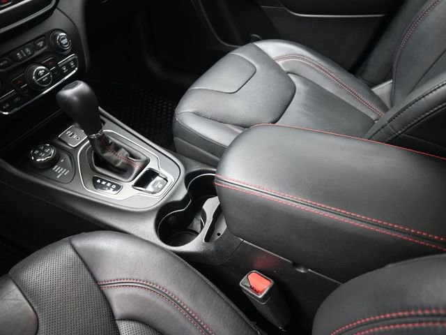 Used 2019 Jeep Cherokee Trailhawk image 9