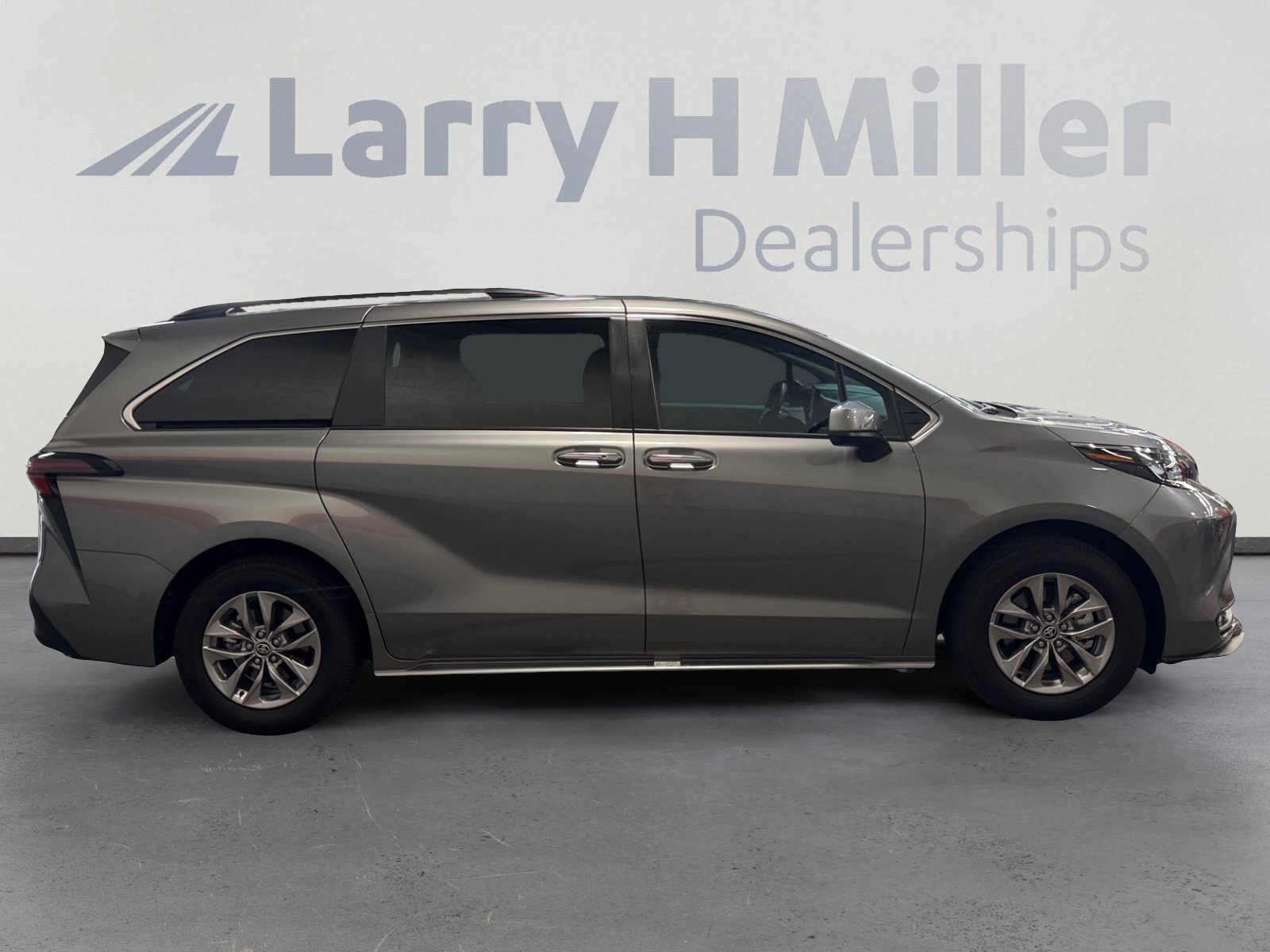 Certified 2026 Toyota Sienna XLE FWD image 6