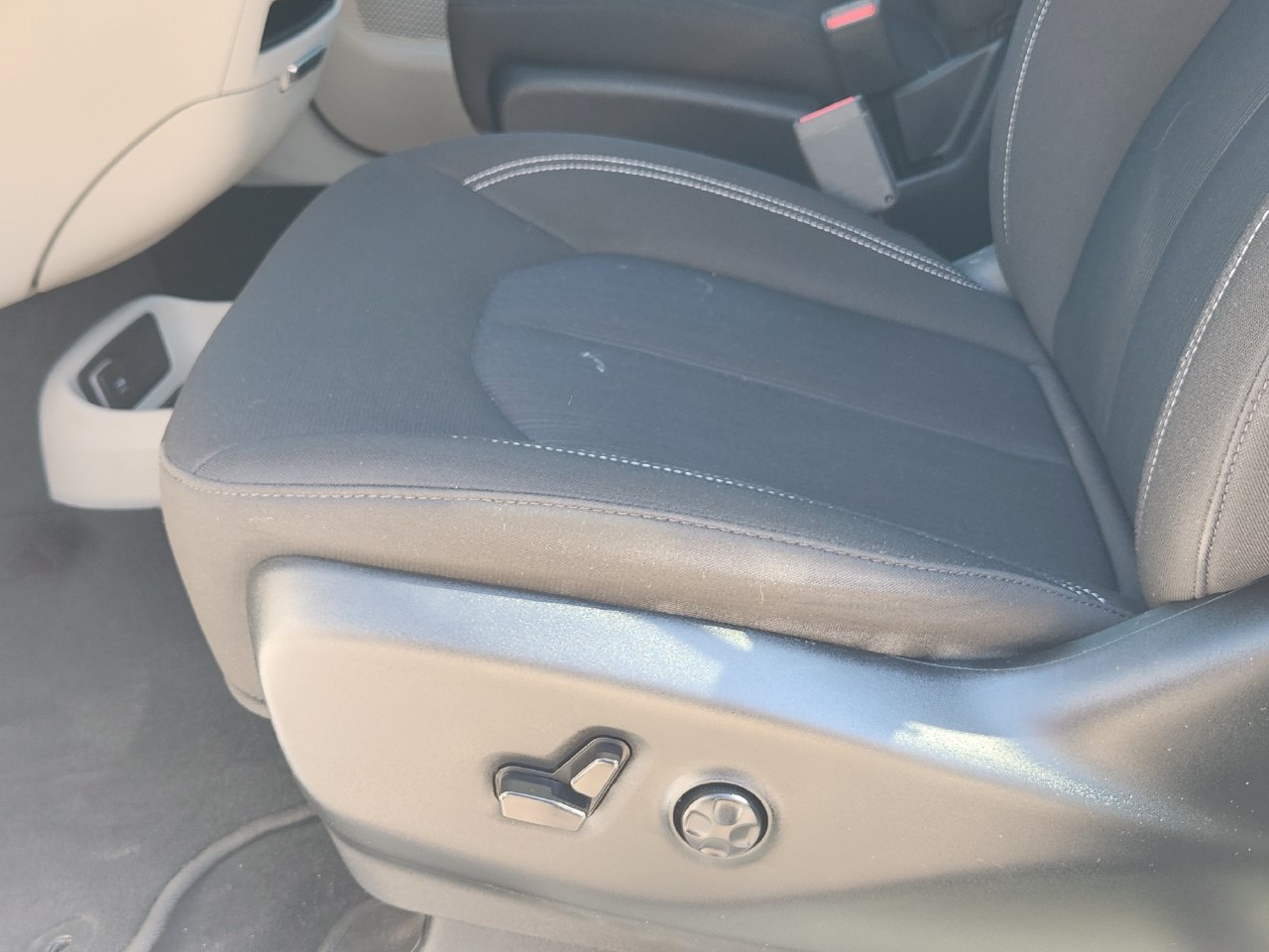 Used 2024 Chrysler Voyager LX FWD image 23