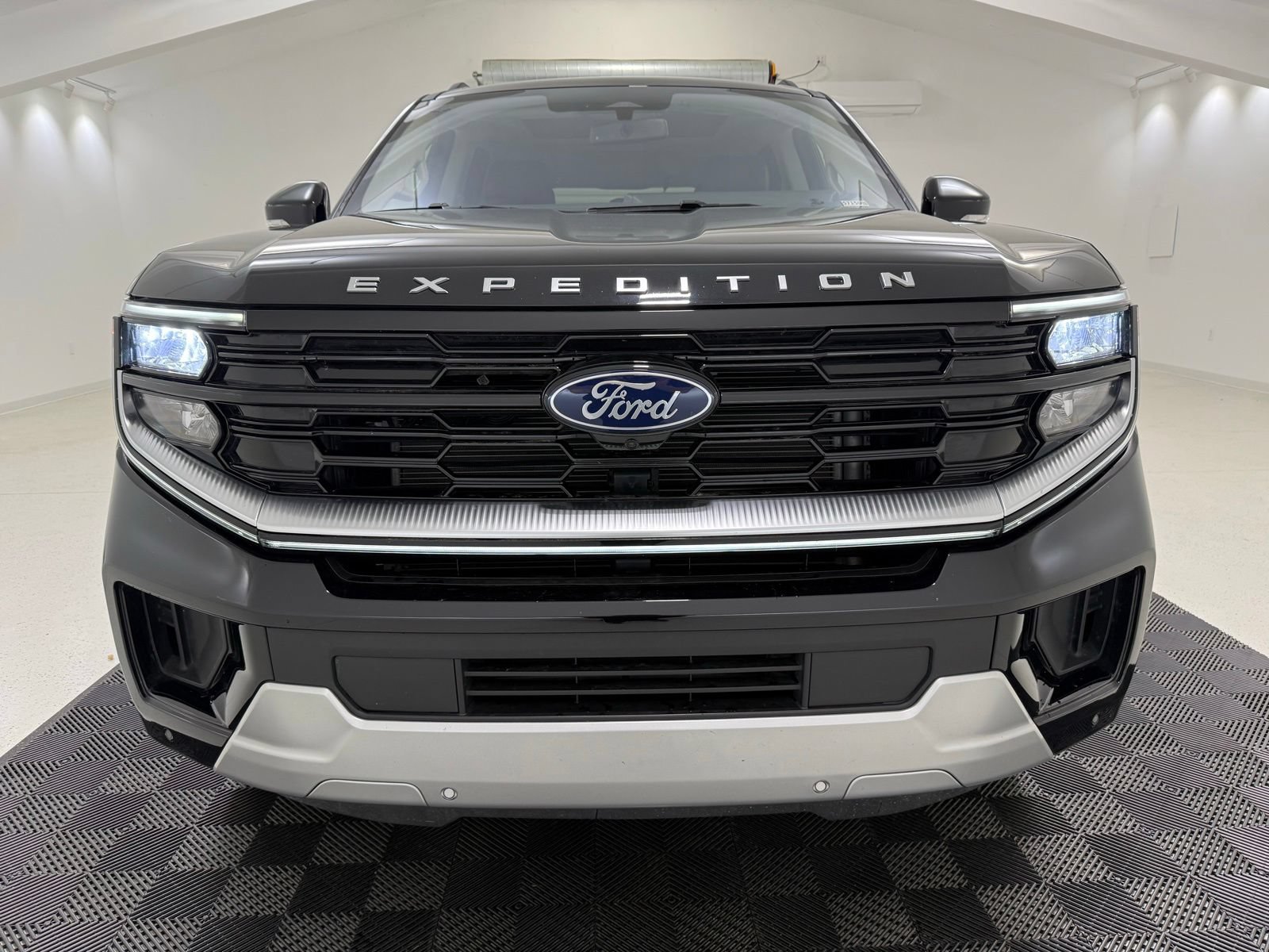 Used 2025 Ford Expedition Platinum AWD/4WD image 2