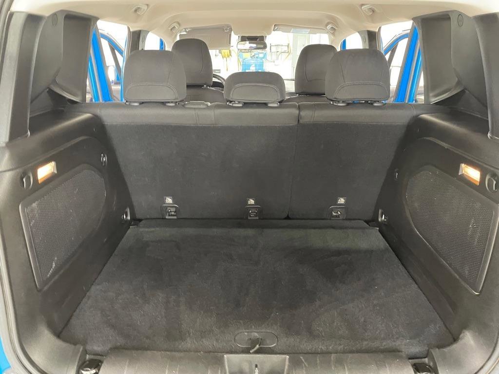 Used 2015 Jeep Renegade Latitude AWD/4WD image 17