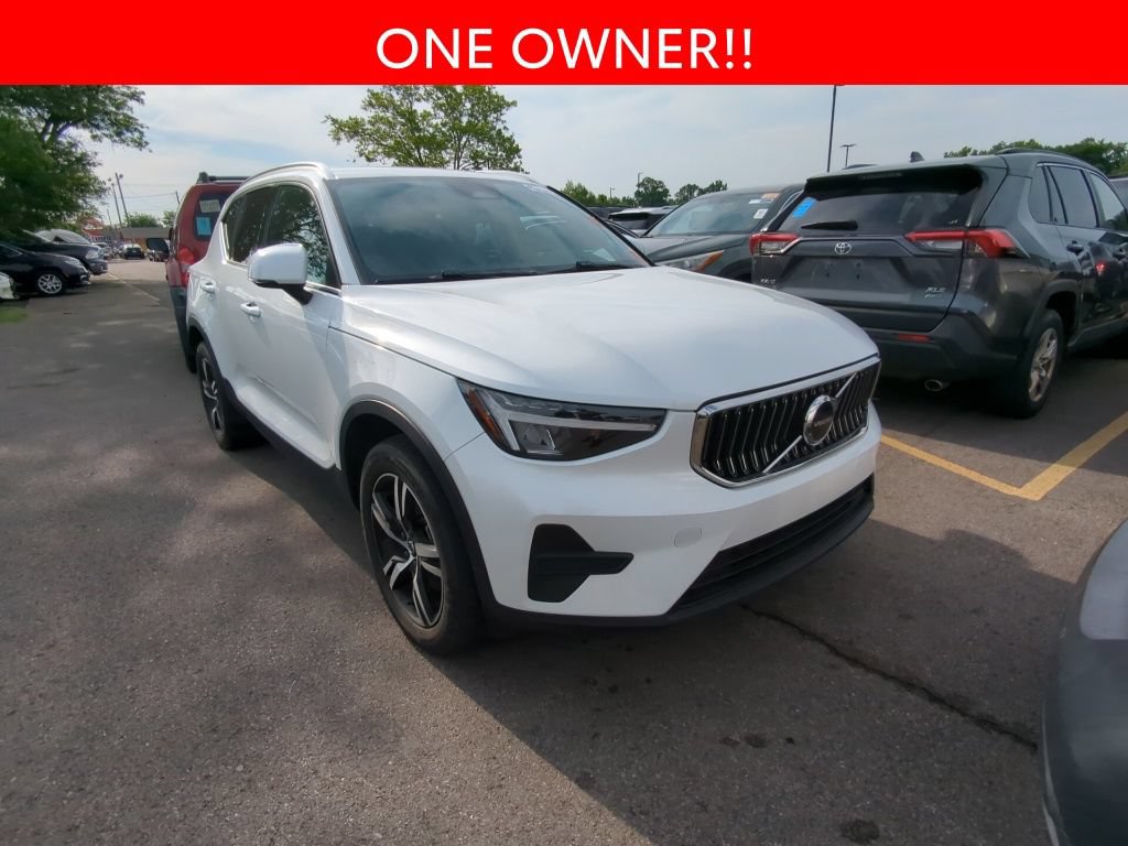 Used 2024 Volvo XC40 B5 Core AWD/4WD image 3