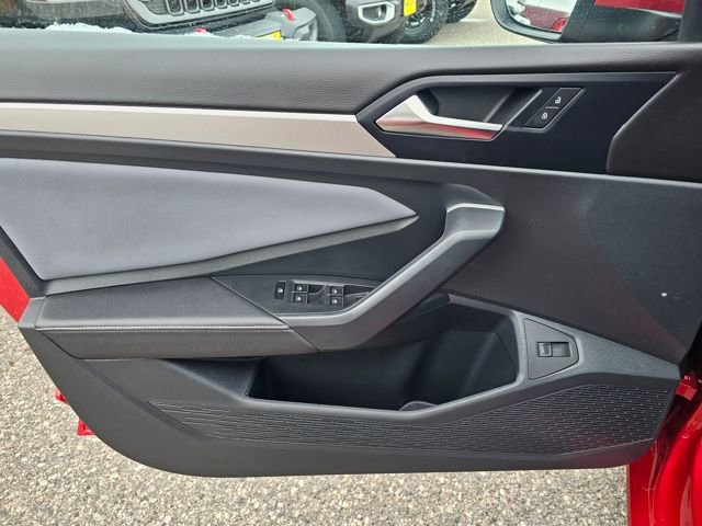 Used 2025 Volkswagen Jetta SE w/ Sunroof Package image 21