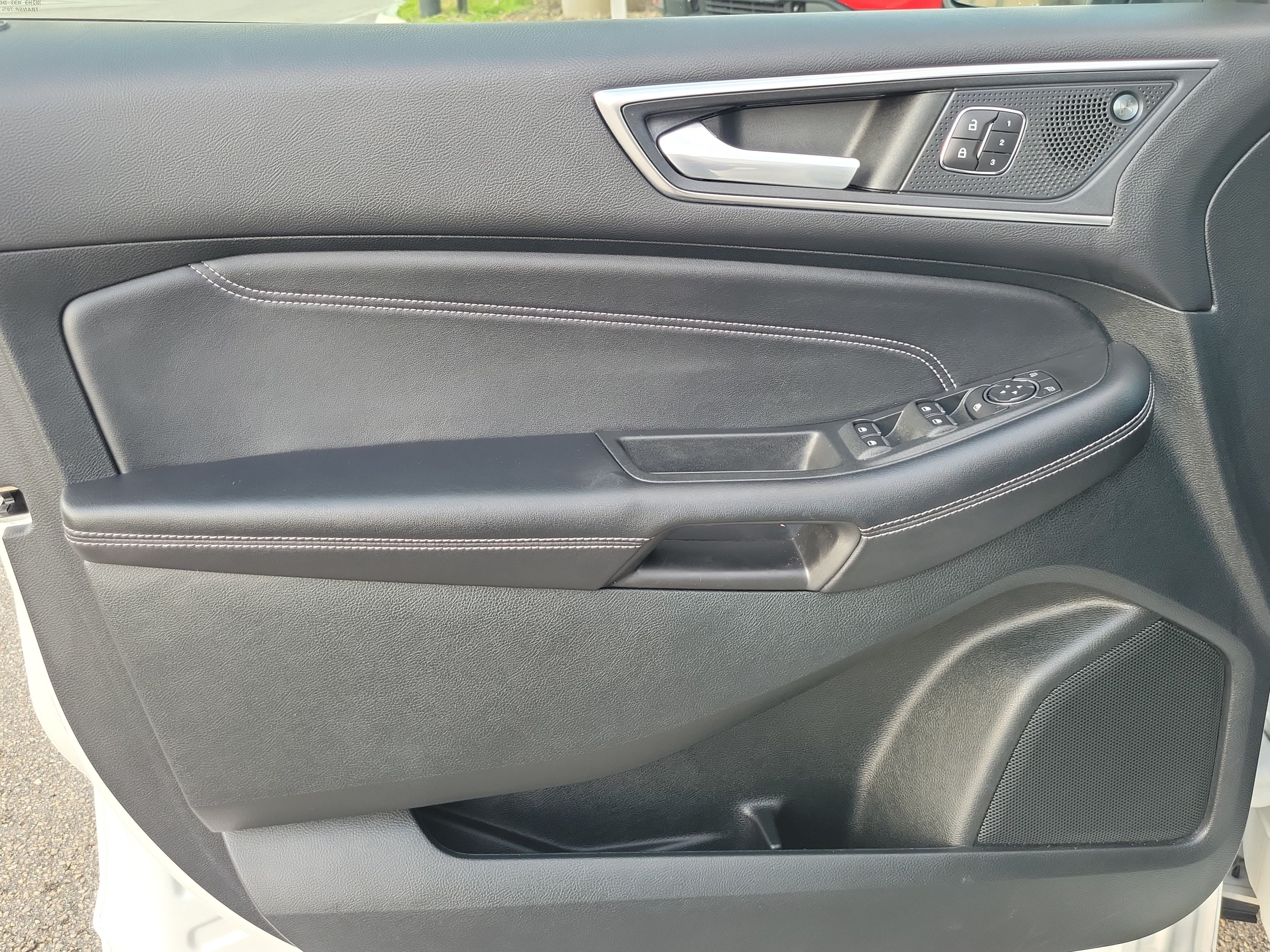 Used 2022 Ford Edge Titanium AWD/4WD image 25