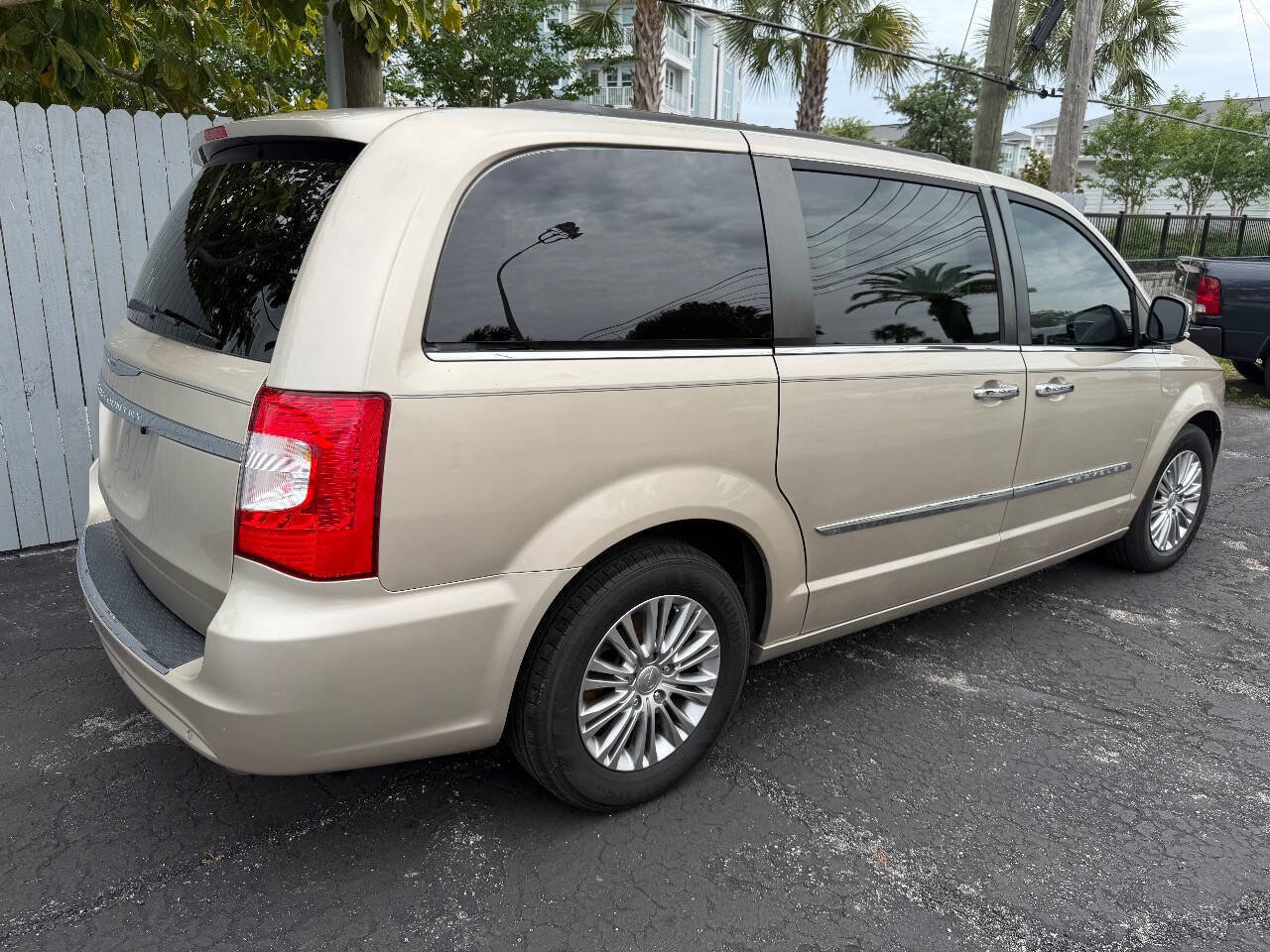 Used 2015 Chrysler Town & Country Touring-L w/ Driver Convenience Group FWD image 4