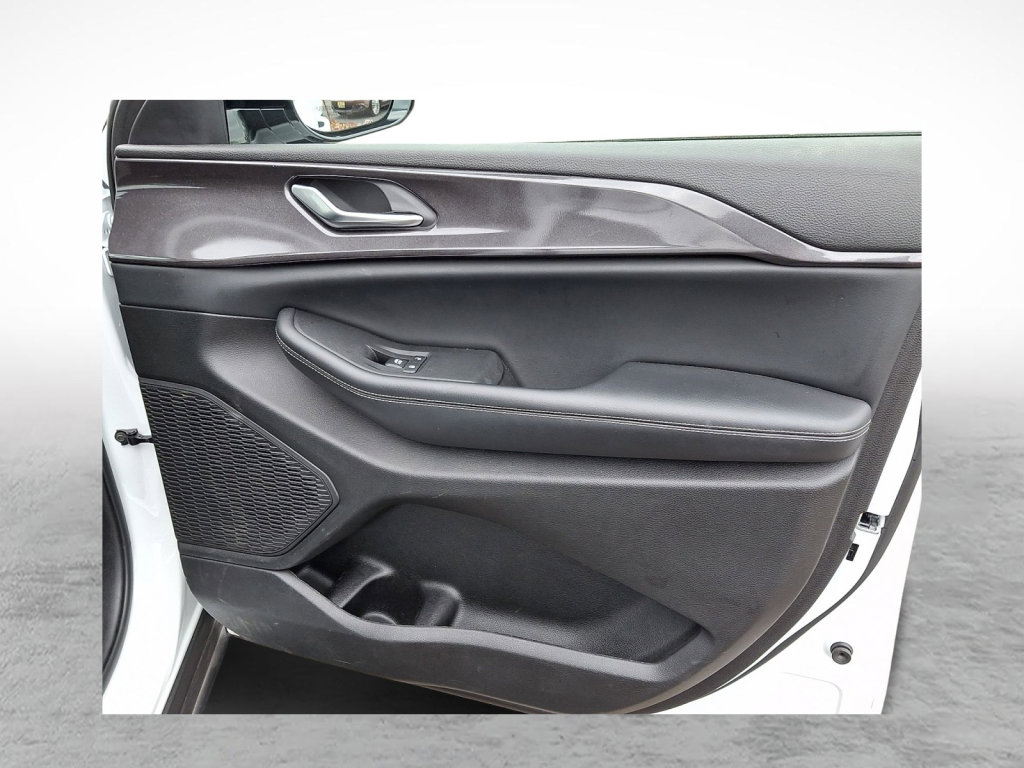 Certified 2023 Jeep Grand Cherokee Altitude AWD/4WD image 9