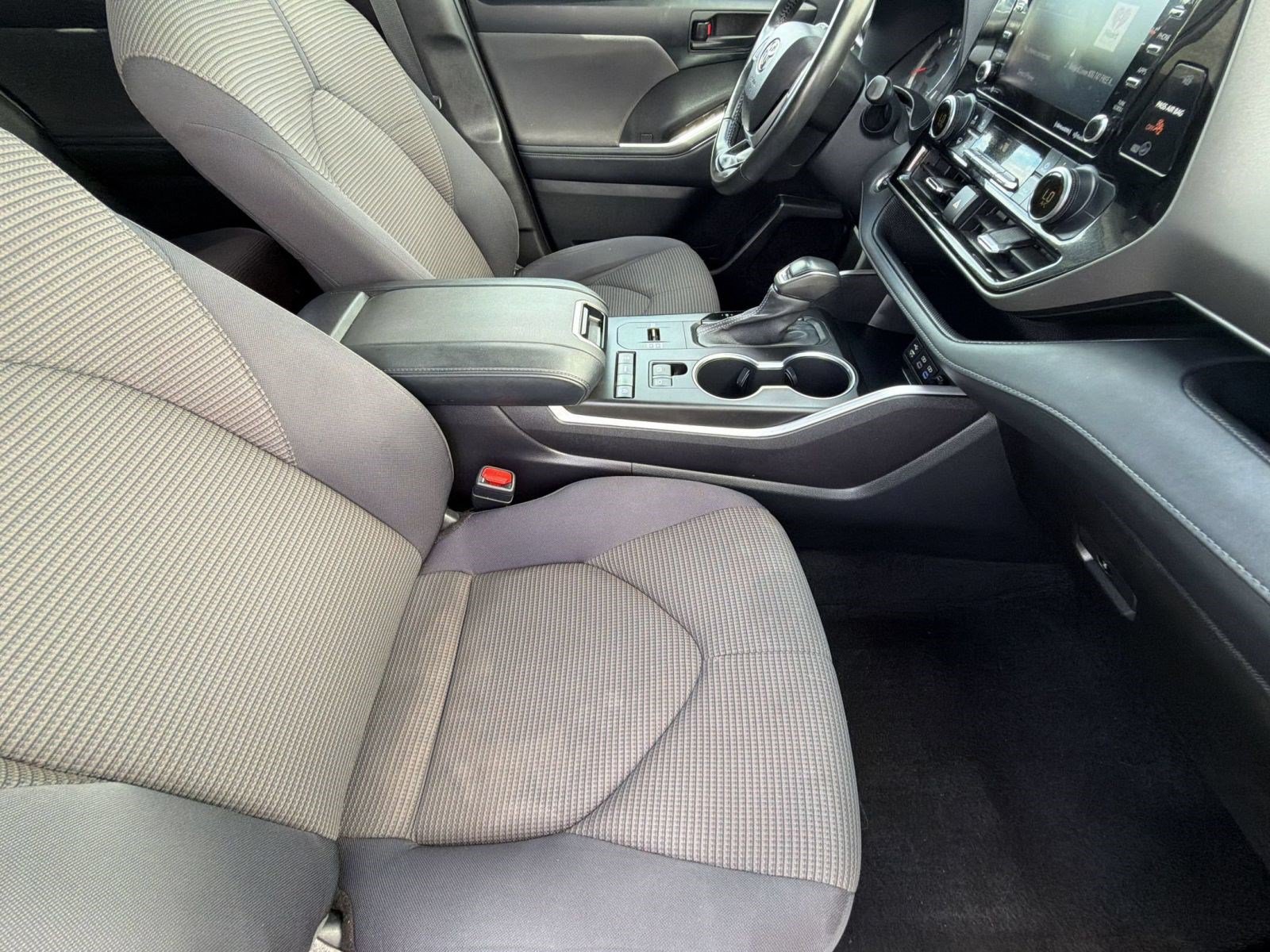 Used 2022 Toyota Highlander LE FWD image 27
