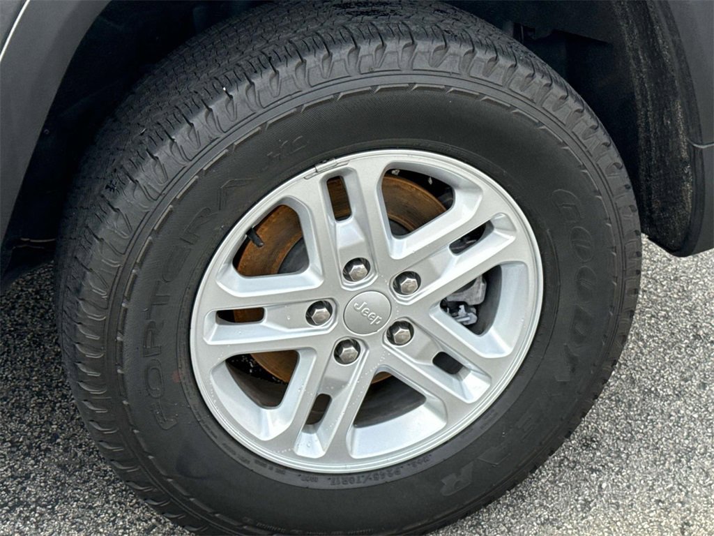 Used 2022 Jeep Grand Cherokee Laredo w/ Luxury Tech Group I image 41