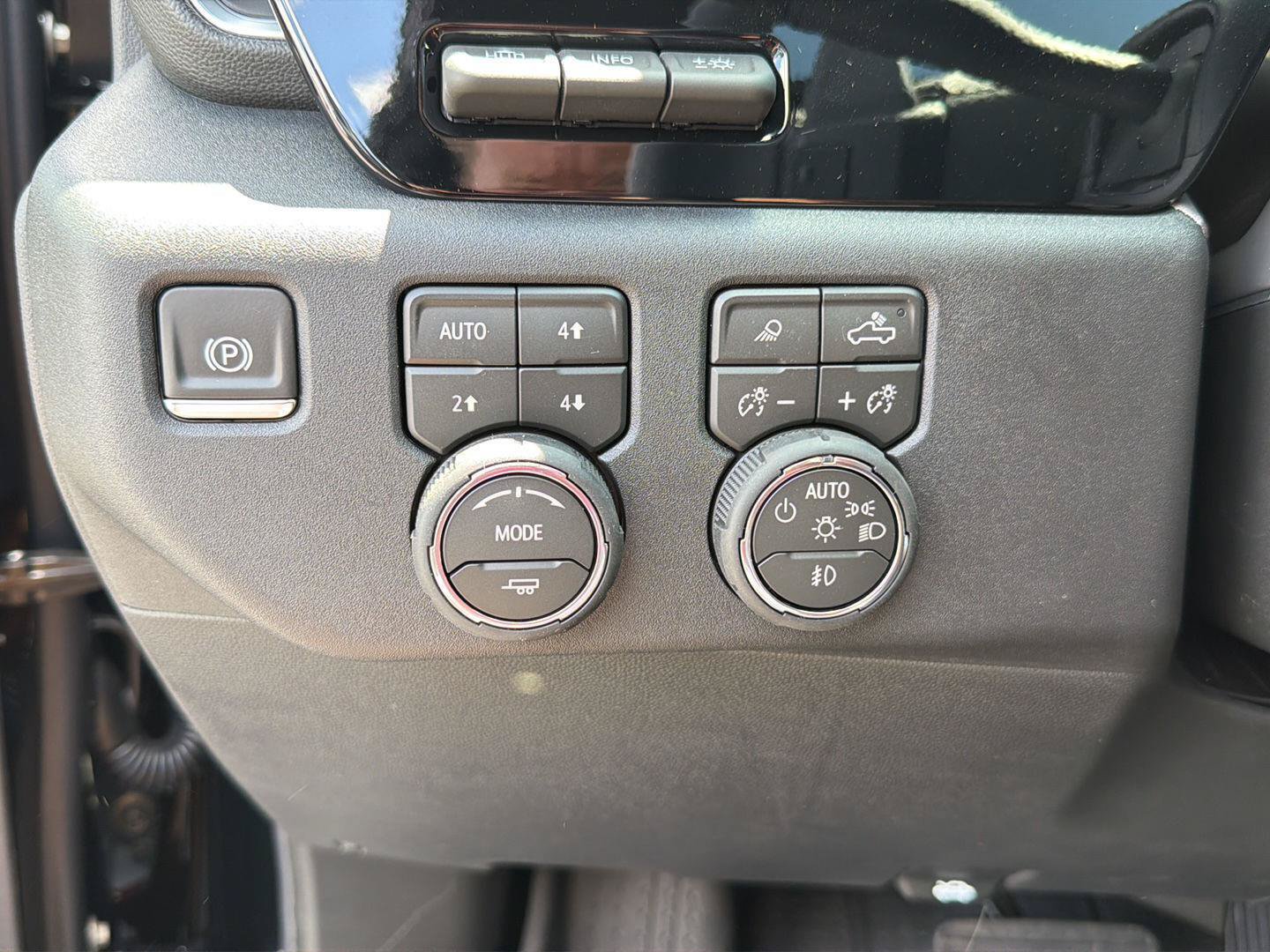 New 2026 Chevrolet Silverado 1500 High Country w/ High Country Premium Package AWD/4WD image 20