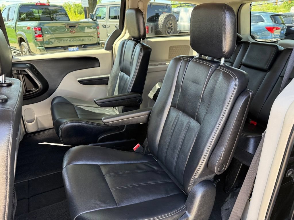 Used 2014 Chrysler Town & Country Touring FWD image 12