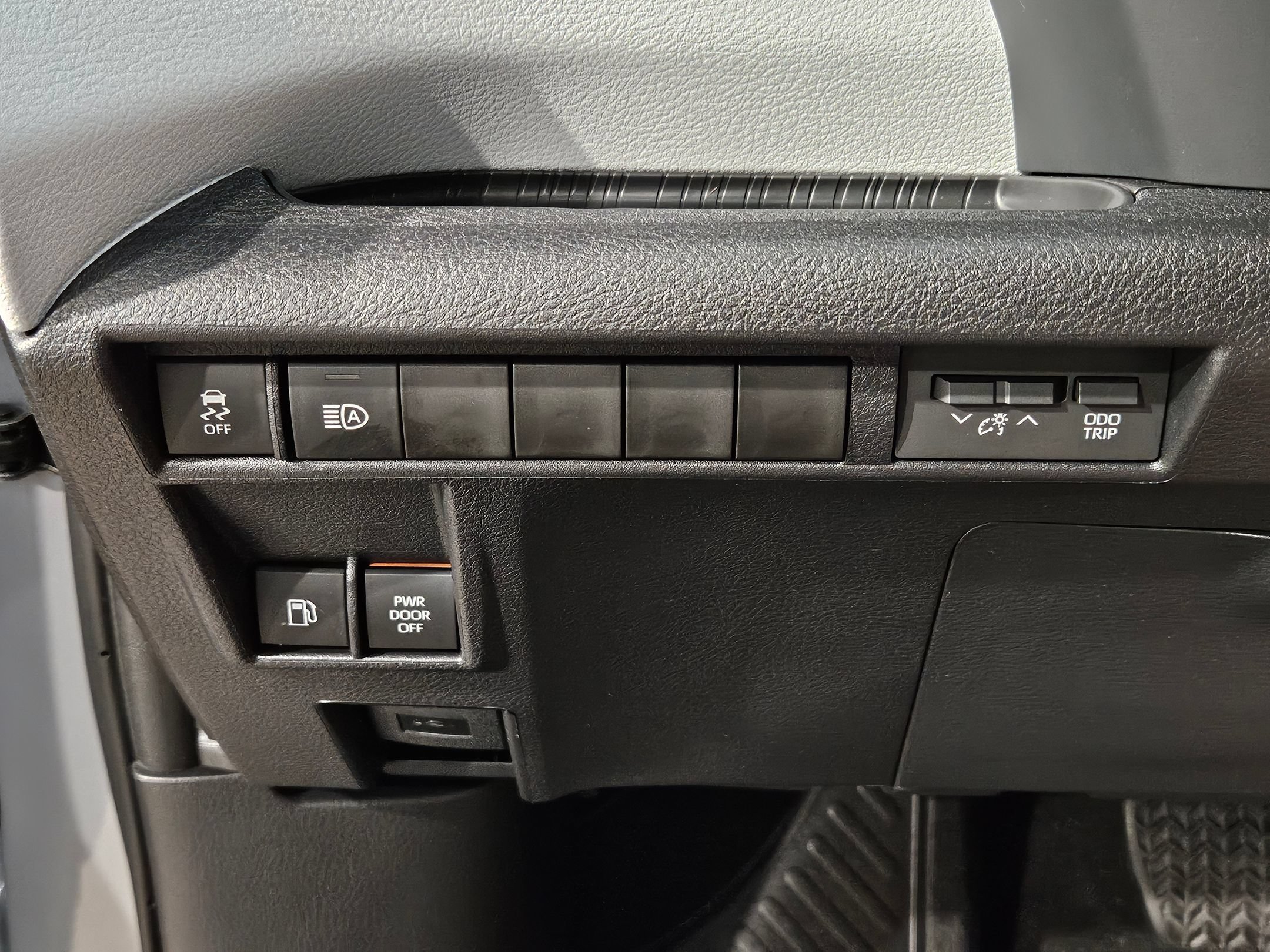 Certified 2025 Toyota Sienna XSE FWD image 26