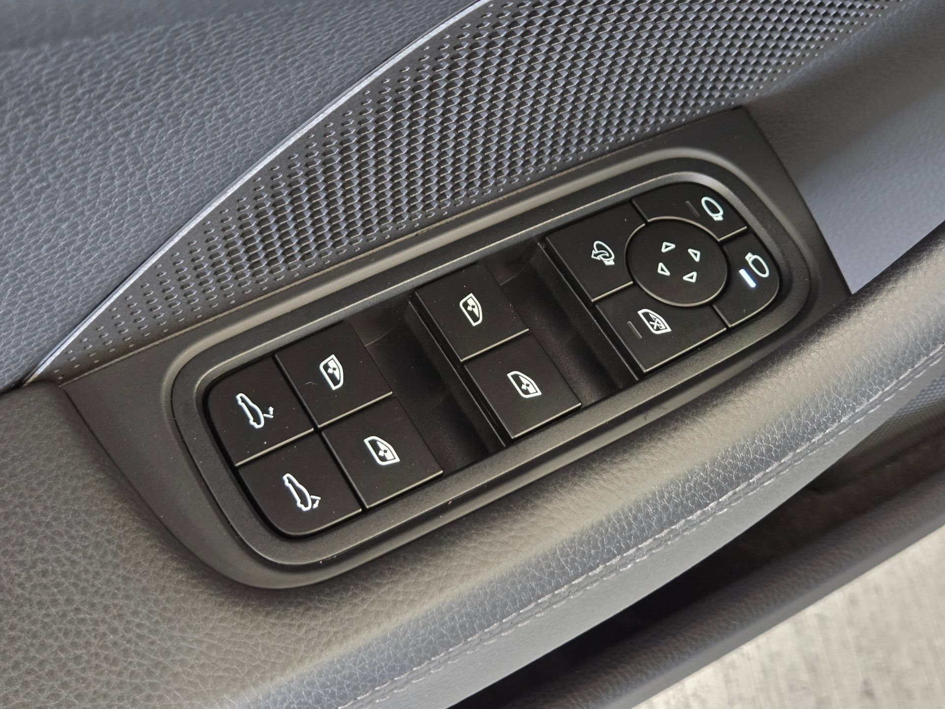 Certified 2025 Porsche Panamera image 15