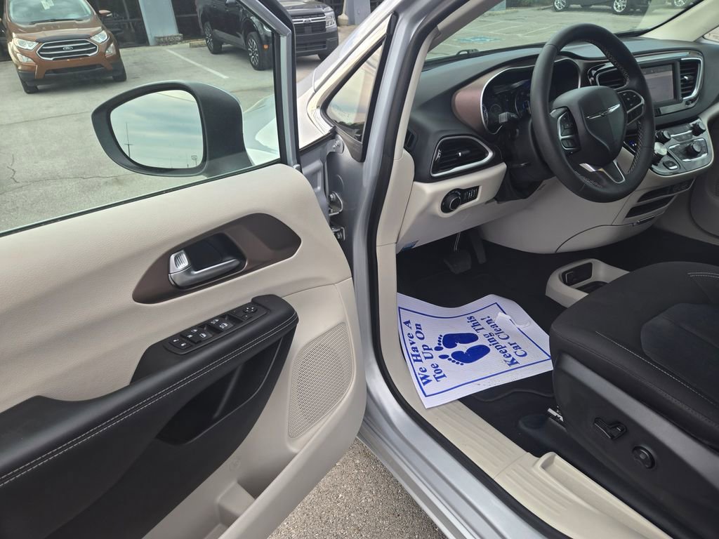 Used 2023 Chrysler Voyager LX FWD image 6