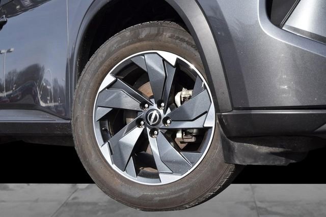 Used 2024 Nissan Rogue SV image 3