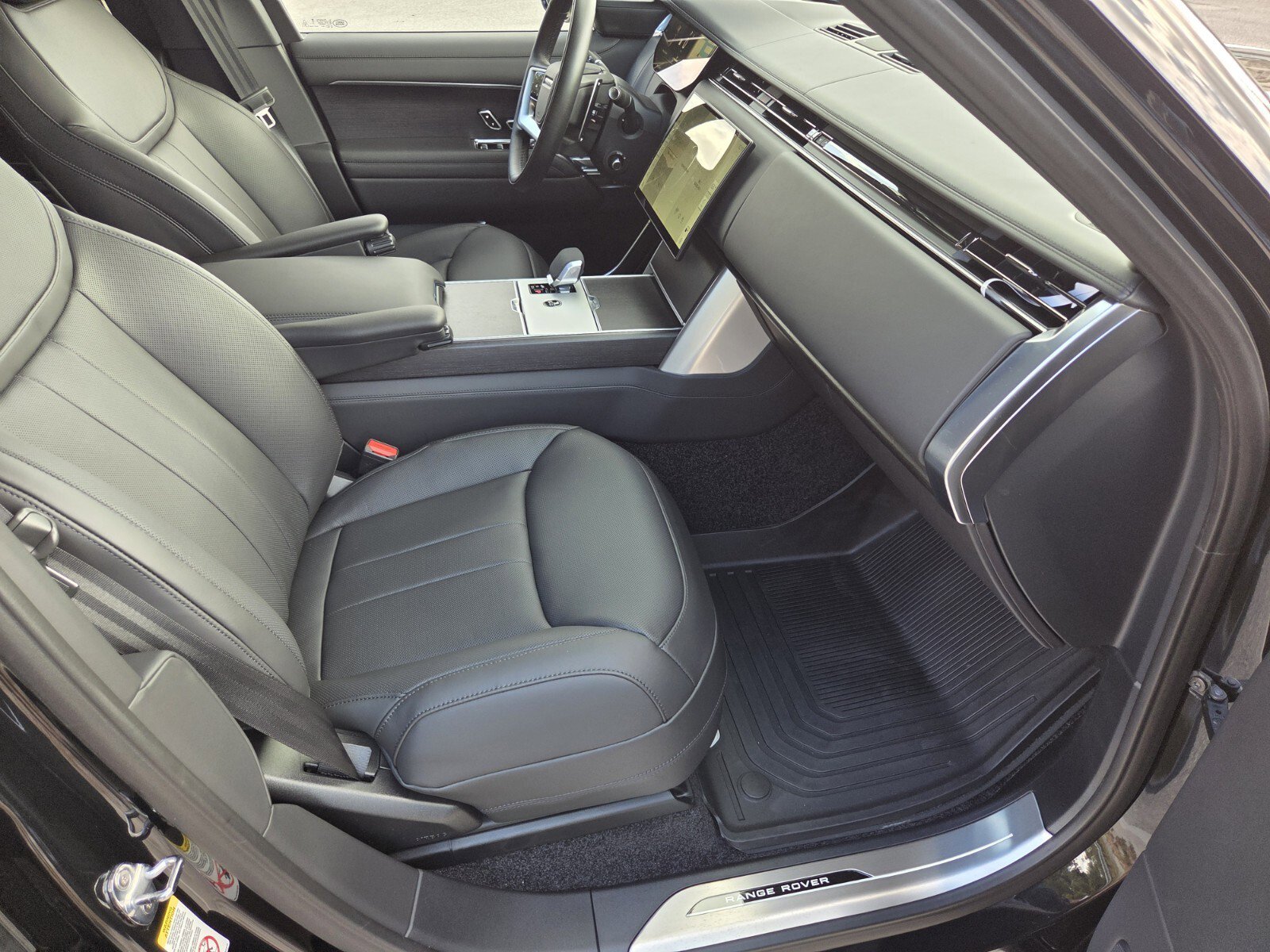 New 2025 Land Rover Range Rover Long Wheelbase SE image 3