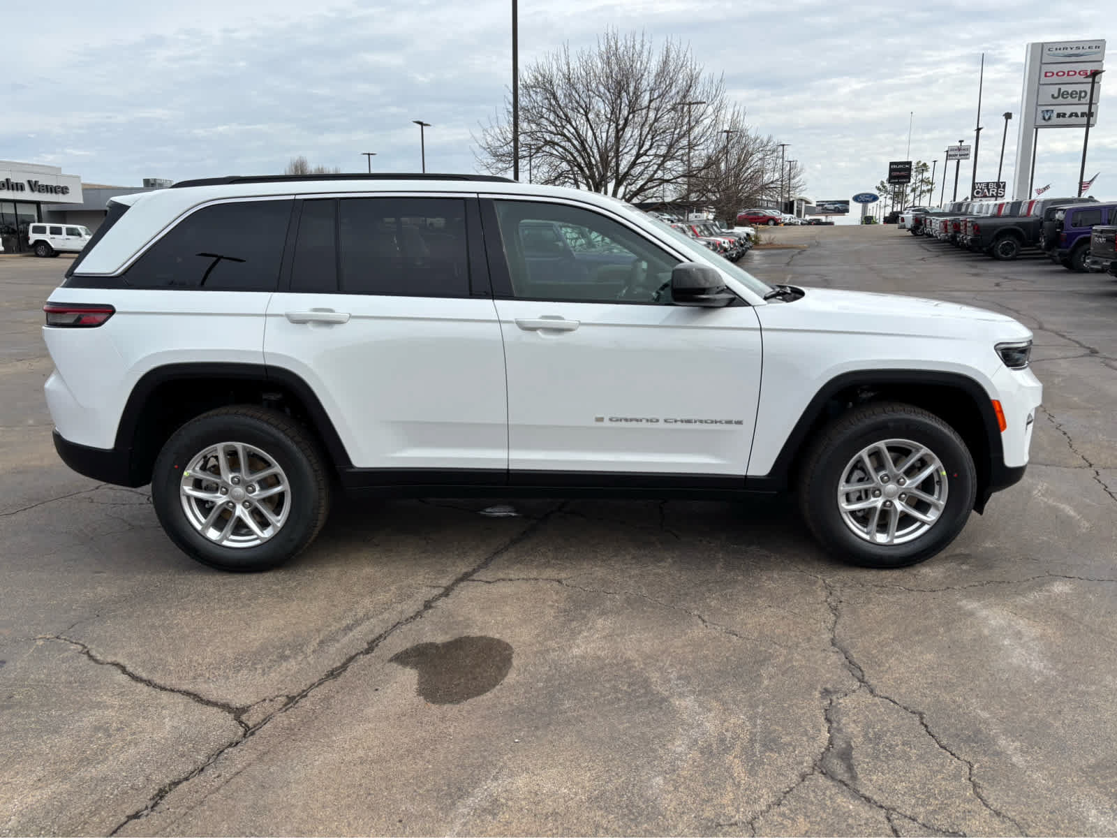 Used 2025 Jeep Grand Cherokee Laredo RWD image 5