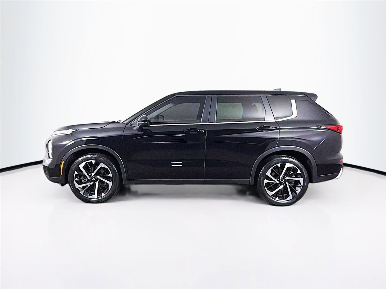 Used 2023 Mitsubishi Outlander SE image 4